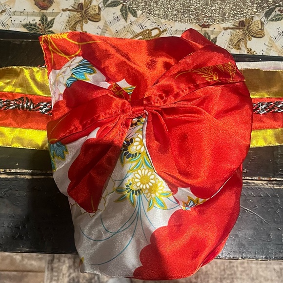 Elegant Red and White Kimono Robe - Picture 11 of 14